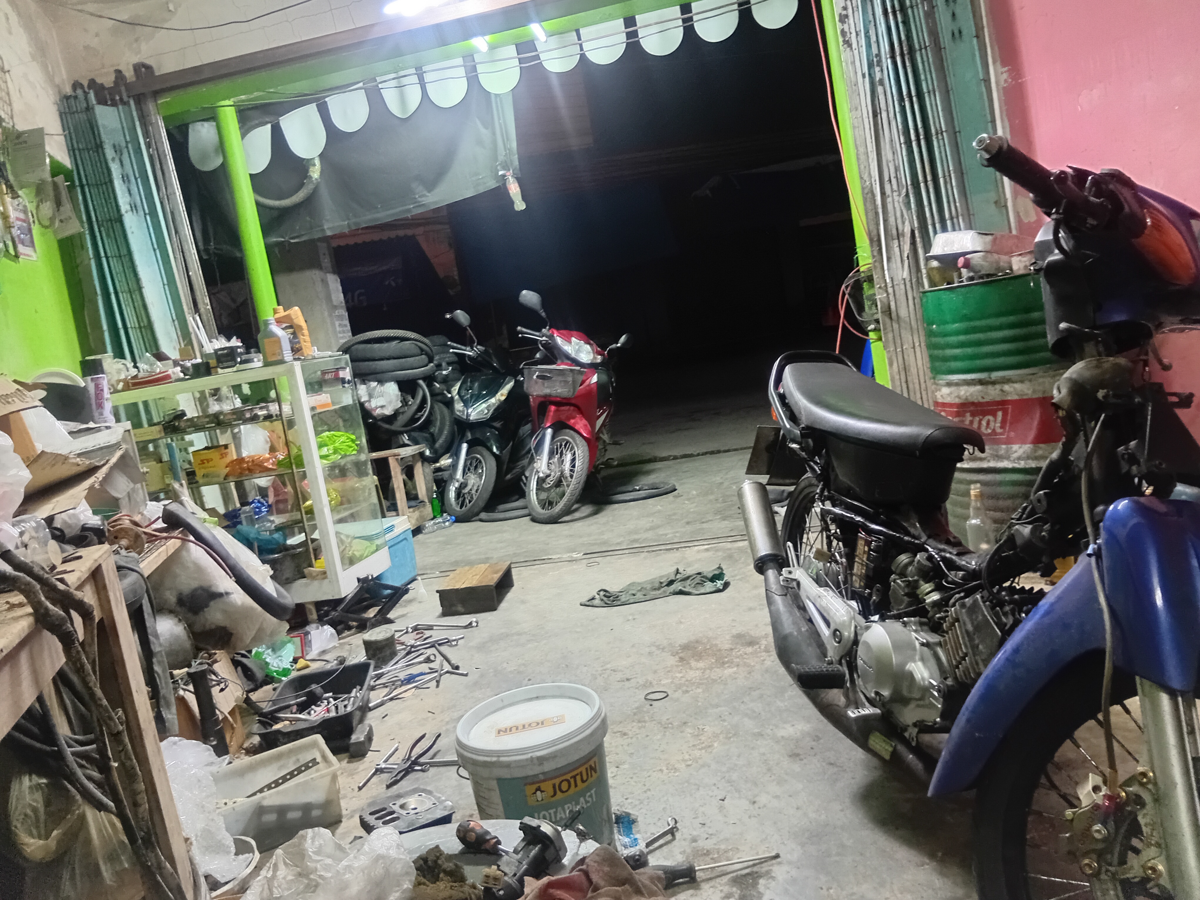 ช่าง อิฐ รับซ่อมมอเตอร์ไซค์